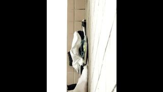 個室トイレに体操服放置　知らない人がそのまま着用オナニー