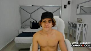 twunk Makes His First-Ever Time On A Sexcam