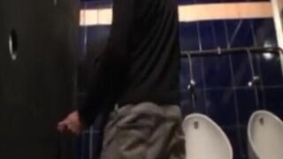 Je Suis Dans Les Chiottes et Je Suce La Grosse Queue De Mon Pote Tbm Dans d