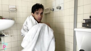 AFTER SHOWERING THIS VERGON DUDE JERKS