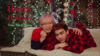 Chinese boyfriends roll romping outdoors, a Christmas handle.
