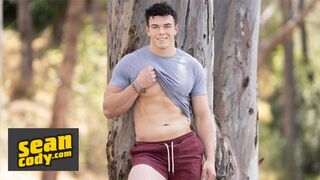 SEAN CODY - Tall & Muscled Bear Clark Reid Likes Tugging In Front Of The Camera
