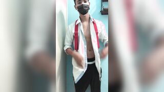 CHICO ESTUDIANTE FLEDGLING CON TRAJE SE MASTURBA HASTA TERMINAR