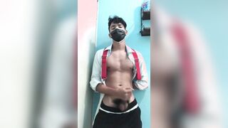 CHICO ESTUDIANTE FLEDGLING CON TRAJE SE MASTURBA HASTA TERMINAR