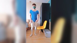 Twunk in ballet suit wanks and cums