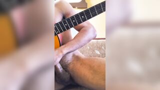 joven cantante latino se maturba con su guitarra y eyacula sobre ella expulsando mucho jelly