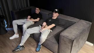 2 BUDDIES MASTURBATING OFF TOGETHER