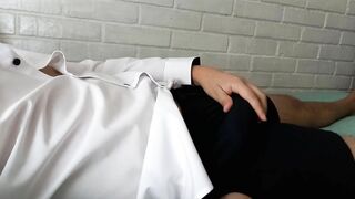 Chico en camisa se calienta y termina masturbandose