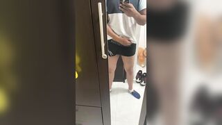 Me bajo los boxer frente al espejo y saco mi verga venosa