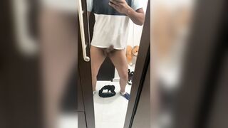 Me bajo los boxer frente al espejo y saco mi verga venosa