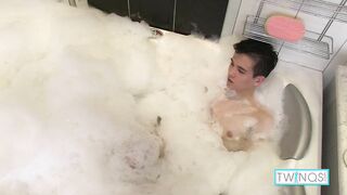 Lean Guiltless Youngster Xander H Deep Frigs His Donk And Jacks Off!