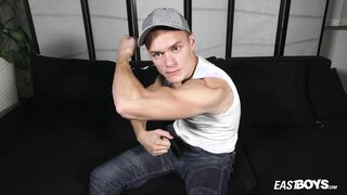 Otter hetero dude Mitchel Jacobson solo flexing muscles