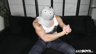 Otter hetero dude Mitchel Jacobson solo flexing muscles