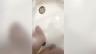 Using The ShowerHead To Jizz Handsfree