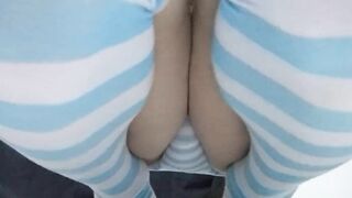 シマシマパンツを履いた男の娘が後ろ向きでお漏らししちゃった・・・