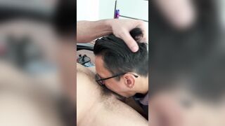 Nada como llegar a casa y follarle la garganta